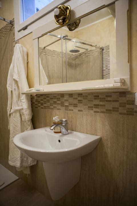 Apartment, 2 Bedrooms | Bathroom | Shower, free toiletries, hair dryer, bidet