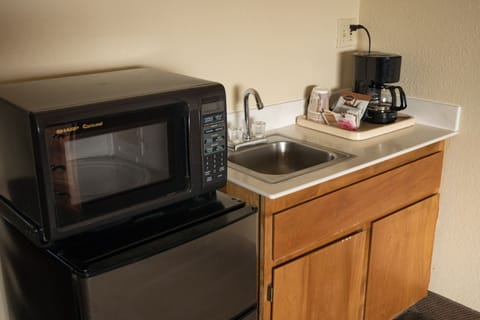 Standard Room | Private kitchenette | Fridge, microwave, coffee/tea maker