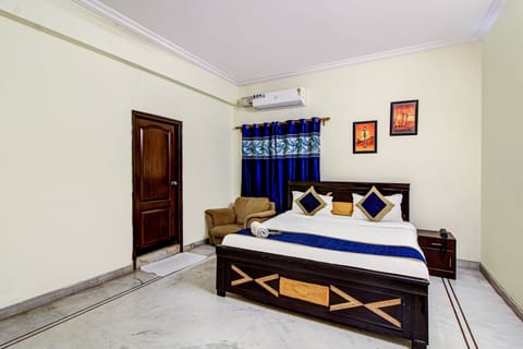 Executive Room, 1 King Bed | Premium bedding, down comforters, in-room safe, desk