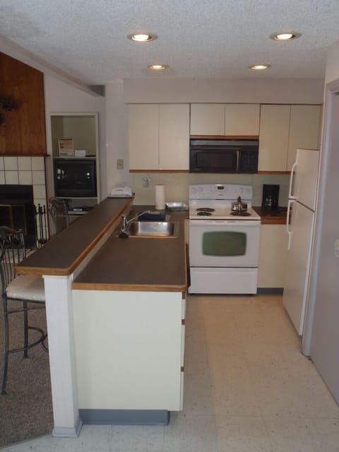 Chalet, Multiple Beds, 2 Bathrooms | Private kitchen | Fridge, microwave, stovetop, dishwasher