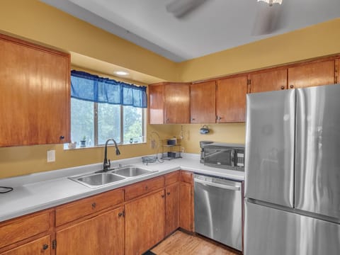 House, 5 Bedrooms | Private kitchen | Fridge, oven, coffee/tea maker, toaster