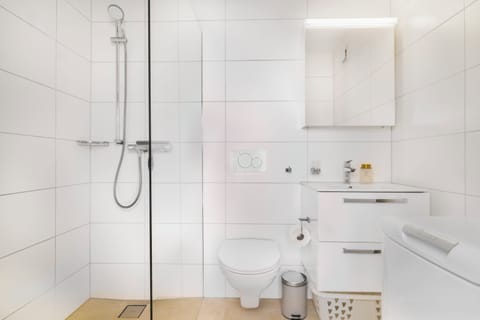 Elegant Studio 35m2 | Bathroom | Hair dryer, heated floors, towels, soap