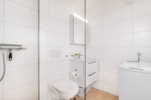 Elegant Studio 35m2 | Bathroom | Hair dryer, heated floors, towels, soap