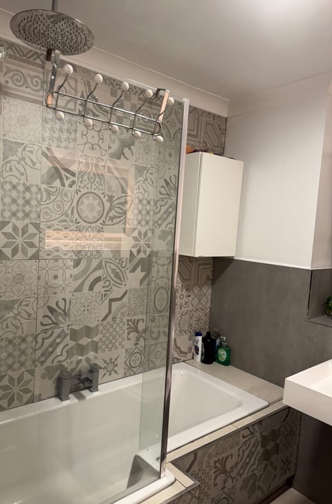 Separate tub and shower, deep soaking tub, hair dryer, towels