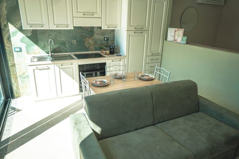 Superior Studio Suite, Patio, Garden View | Living area