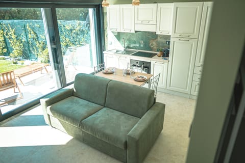 Superior Studio Suite, Patio, Garden View | Living area