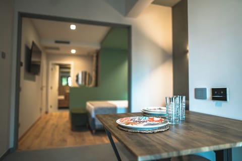 Family Studio Suite, Patio, Garden View | Living area