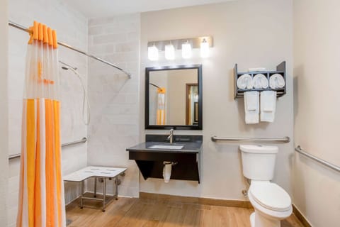 Executive Room, 1 King Bed, Accessible, Non Smoking (Mobility/Hearing Impaired Accessible) | Bathroom | Combined shower/tub, free toiletries, hair dryer, towels