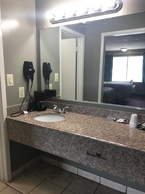 Combined shower/tub, free toiletries, towels