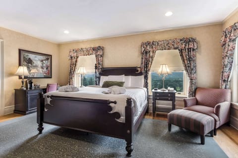 Suite, 1 King Bed, Non Smoking | Premium bedding, pillowtop beds, in-room safe, individually decorated