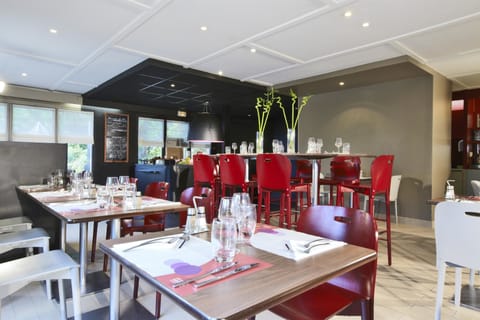 Breakfast, lunch, dinner served; French cuisine 