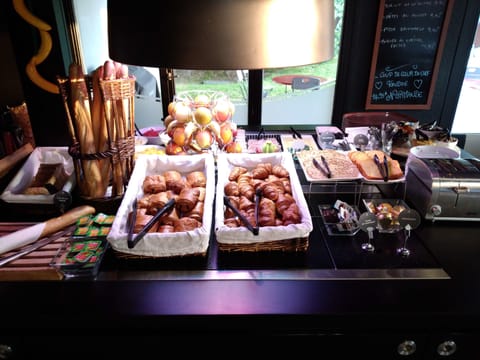 Daily buffet breakfast for a fee