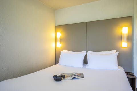 Premium bedding, desk, blackout drapes, soundproofing