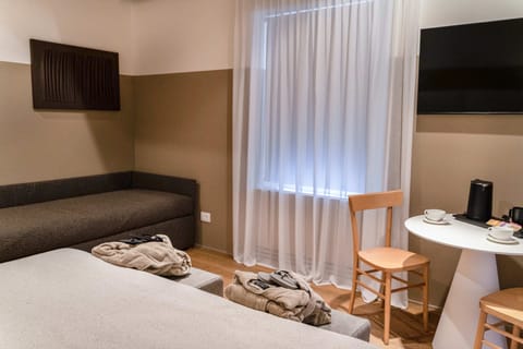 Deluxe Quadruple Room | In-room safe, individually furnished, desk, laptop workspace