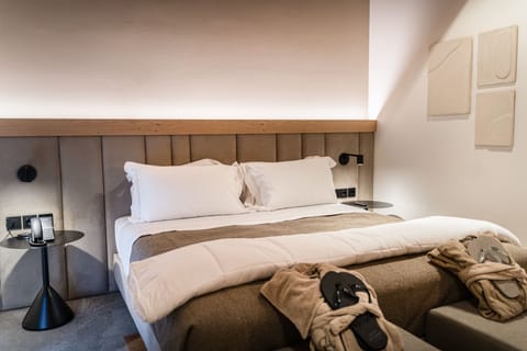 Deluxe Twin Room, Valley View | In-room safe, individually furnished, desk, laptop workspace