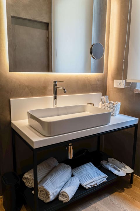 Deluxe Twin Room, Valley View | Bathroom | Free toiletries, hair dryer, bidet, towels