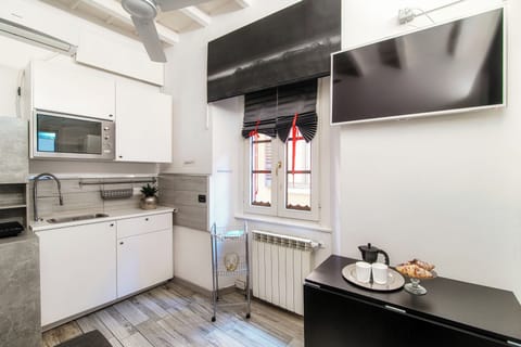 Apartment, 1 Double Bed | Private kitchen | Coffee/tea maker, electric kettle