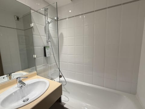 Desk, free cribs/infant beds, free WiFi, bed sheets