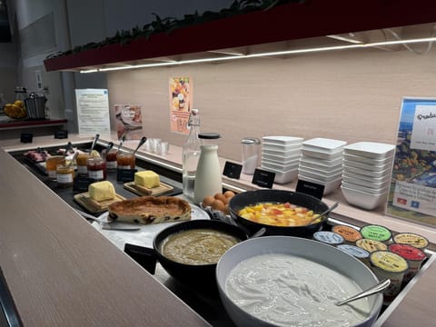 Daily to-go breakfast (EUR 12.90 per person)