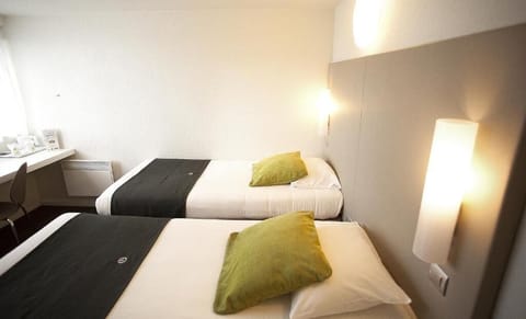 Twin Room | Premium bedding, desk, blackout drapes, free WiFi
