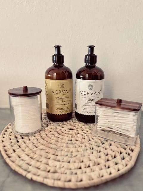 Single Room, 1 Queen Bed | Bathroom | Shower, rainfall showerhead, towels, soap