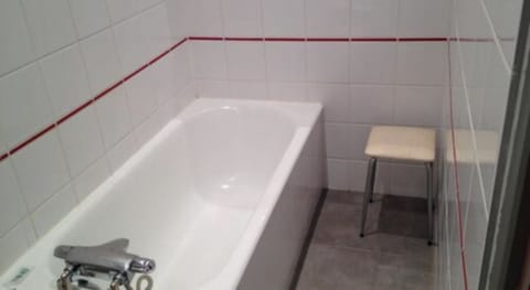 Standard Double Room, Bathtub | Bathroom | Free toiletries, hair dryer, towels