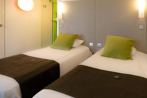 Standard Twin Room | Desk, laptop workspace, soundproofing, free WiFi