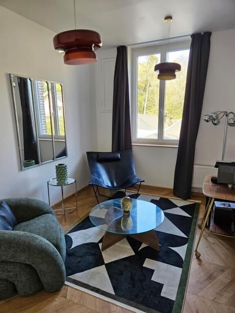 Deluxe Double or Twin Room, City View | Living area