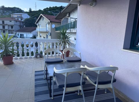 Apartment (Three Bedroom Apartment) | Bathroom | Shower, towels