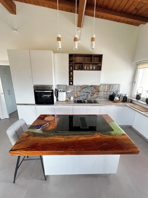 Superior Villa, Pool View | Private kitchen | Full-size fridge, microwave, oven, stovetop