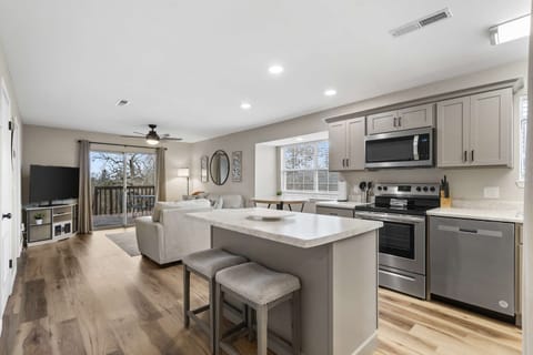 Condo, Multiple Beds, Balcony, Mountain View (Modern Comfort Retreat) | Interior