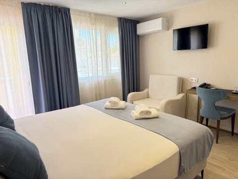 Superior Double Room, 1 Queen Bed | Minibar, in-room safe, desk, blackout drapes