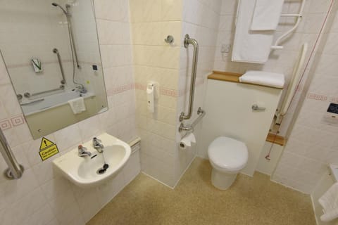 Combined shower/tub, free toiletries, hair dryer, towels