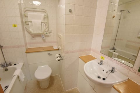 Combined shower/tub, free toiletries, hair dryer, towels