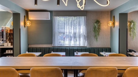 Breakfast (GBP 10.99 per person)