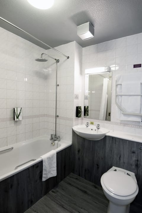 Combined shower/tub, free toiletries, hair dryer, towels