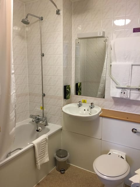 Double Room | Bathroom | Combined shower/tub, free toiletries, hair dryer, towels