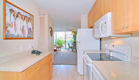 Basic Studio, Kitchenette, Garden/Poolside View (No Ocean View) | Private kitchen | Full-size fridge, microwave, oven, stovetop