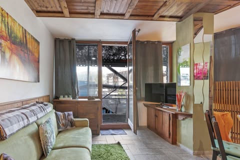 Family Apartment, 1 Bedroom (Appartamento My Home) | Living room | 21-inch TV with cable channels