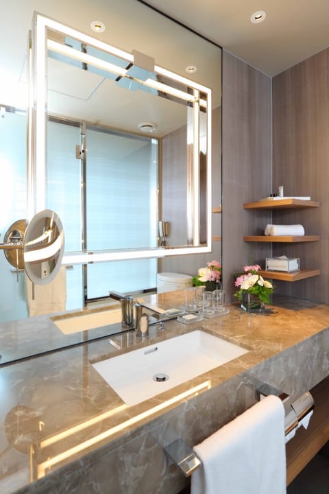 Twin Executive Suite | Bathroom | Combined shower/tub, deep soaking tub, free toiletries, hair dryer