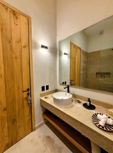 Standard Room | Bathroom | Shower, rainfall showerhead, hair dryer, towels