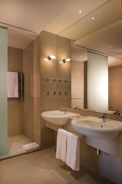 Suite (Scrigno) | Bathroom | Shower, free toiletries, hair dryer, bathrobes