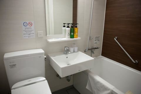 Combined shower/tub, deep soaking tub, free toiletries, hair dryer