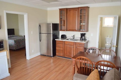 One Bedroom Suite, Pelham Court On Ashworth Ave | Private kitchen | Fridge, microwave, coffee/tea maker, cookware/dishes/utensils