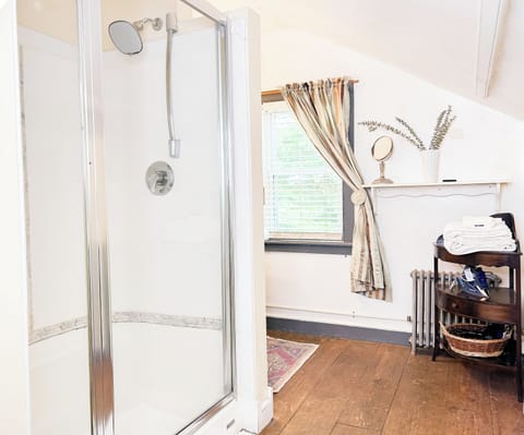 1 Queen Bed Cottage | Bathroom | Free toiletries, hair dryer, bathrobes, towels