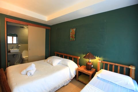 Standard Room, 1 Queen Bed | Desk, blackout drapes, free WiFi, bed sheets