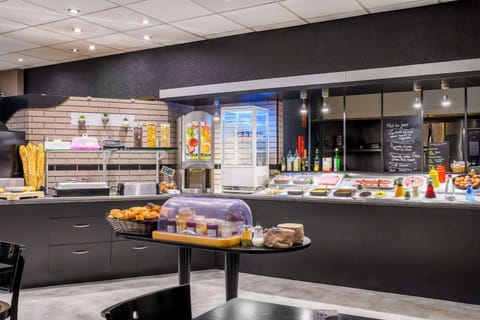 Daily continental breakfast (EUR 11.90 per person)