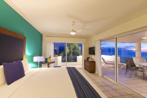 Honeymoon Room, 1 King Bed, Sea View | Free minibar, in-room safe, individually furnished, laptop workspace