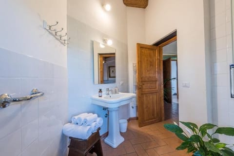 Panoramic Double Room, Hill View | Bathroom | Shower, hair dryer, bidet, towels