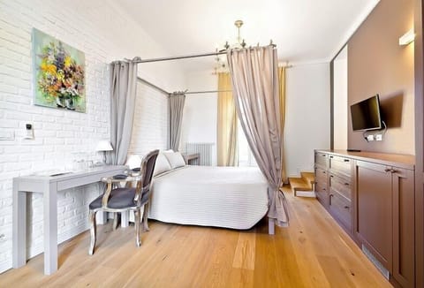 Superior Double Room | Minibar, in-room safe, individually decorated, individually furnished